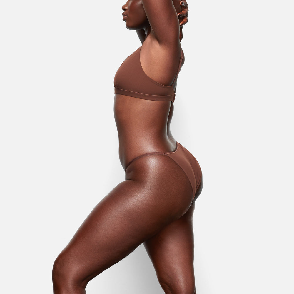 Bikini Skims FITS EVERYBODY CHEEKY STRING Chocolat | 093UGVMAC