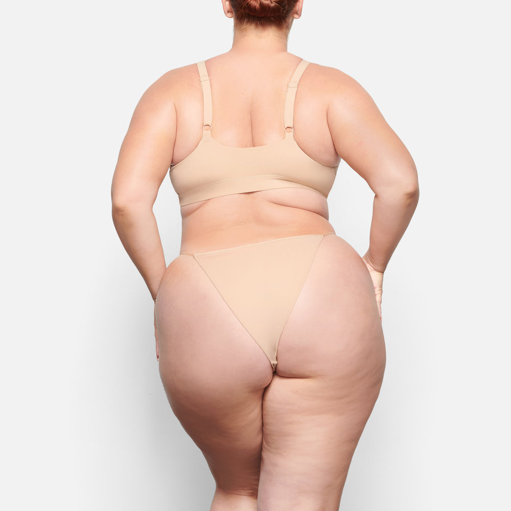Bikini Skims FITS EVERYBODY CHEEKY STRING Beige | 810PRZIXB