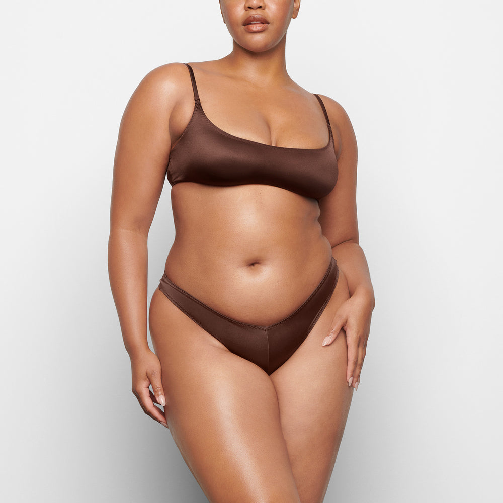 Tanga Skims STRETCH SATIN CHEEKY Chocolat | 320GYOVFP