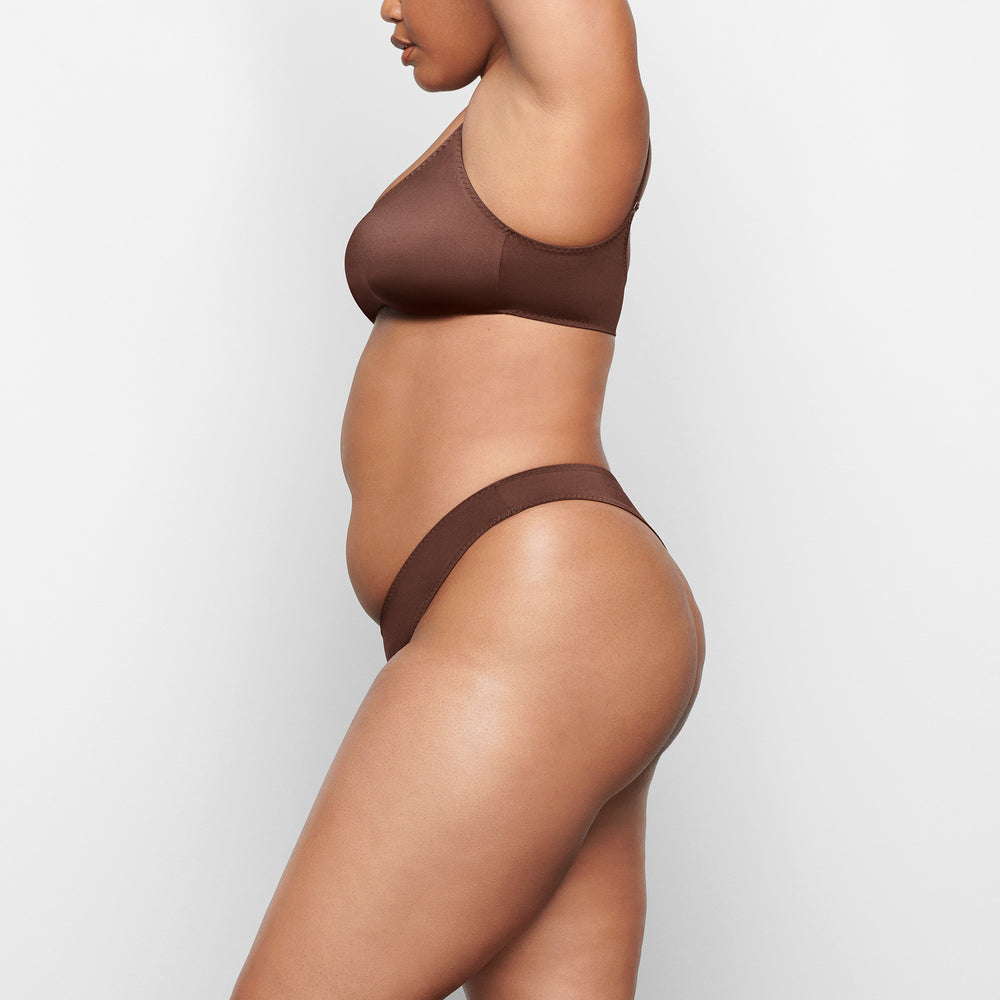 Tanga Skims STRETCH SATIN CHEEKY Chocolat | 320GYOVFP
