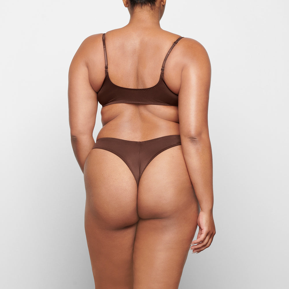 Tanga Skims STRETCH SATIN CHEEKY Chocolat | 320GYOVFP